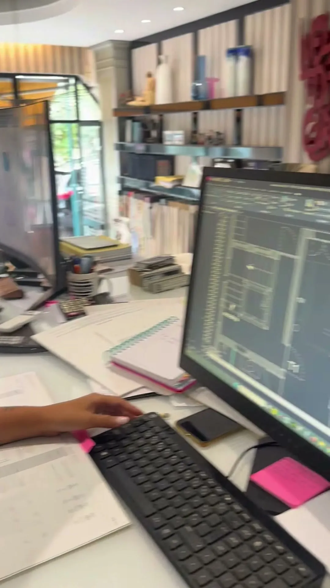 Desenho técnico de um projeto no ecrã do atelier
