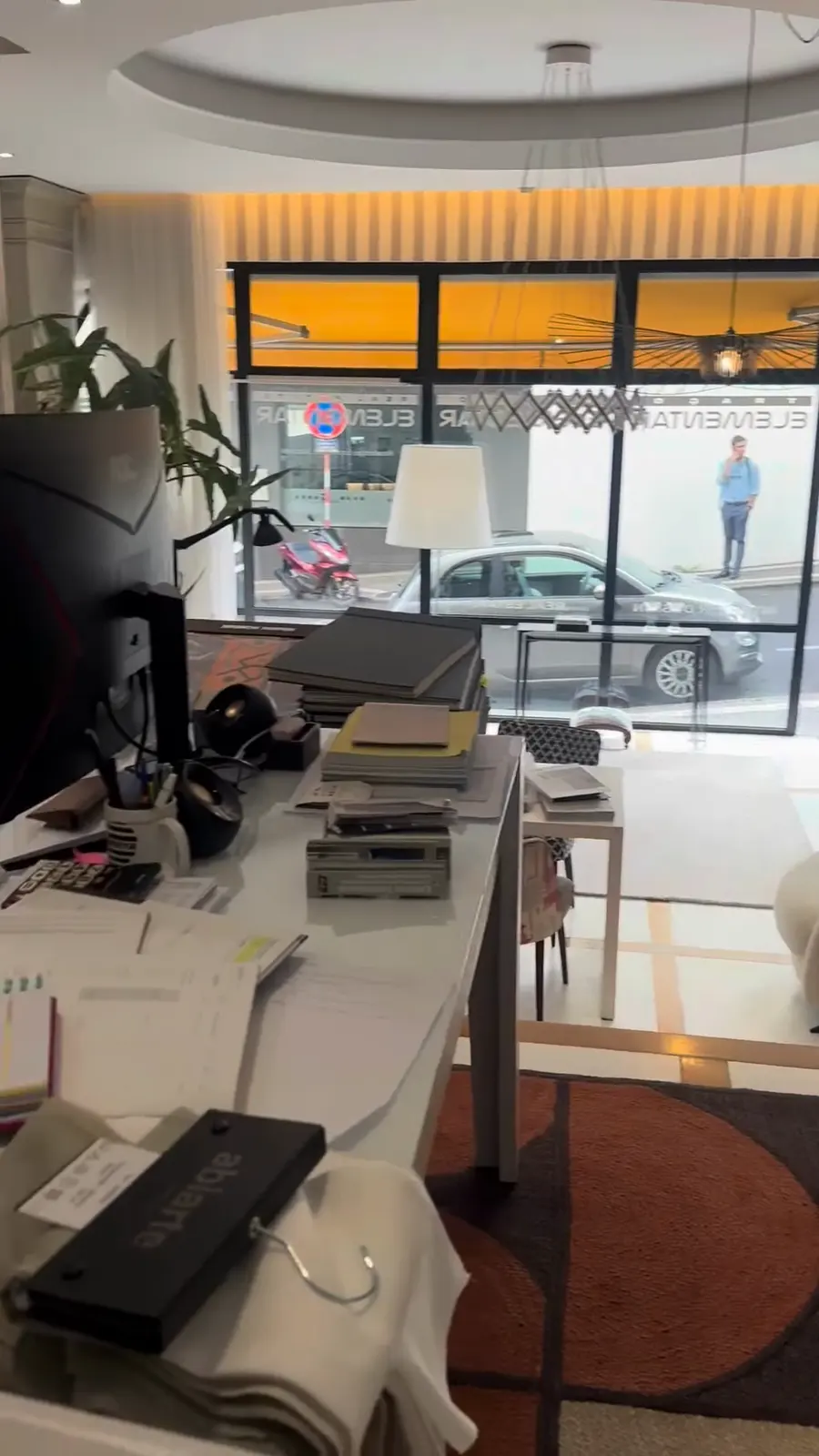 Posto de trabalho com desenhos de projeto no atelier