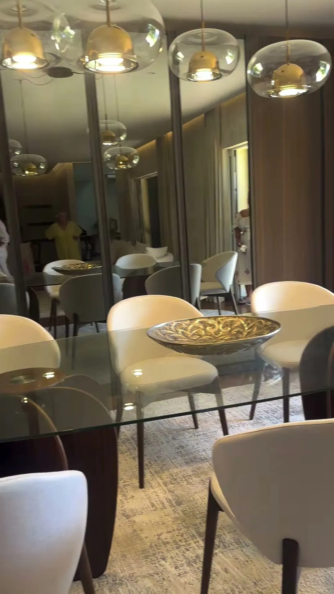 Mesa de jantar em vidro com candeeiros suspensos de vidro soprado