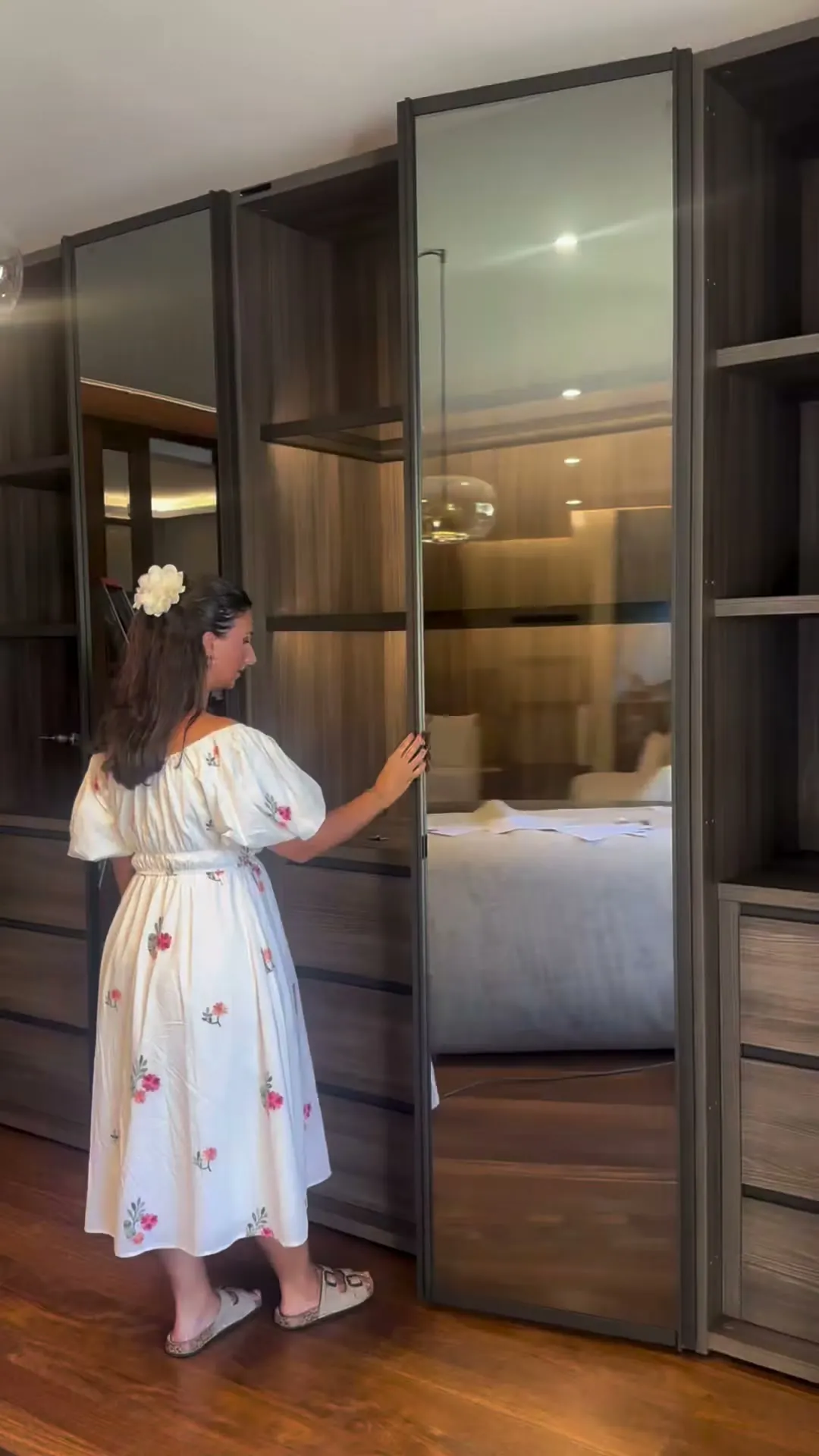 Closet com portas em vidro fumado e madeira
