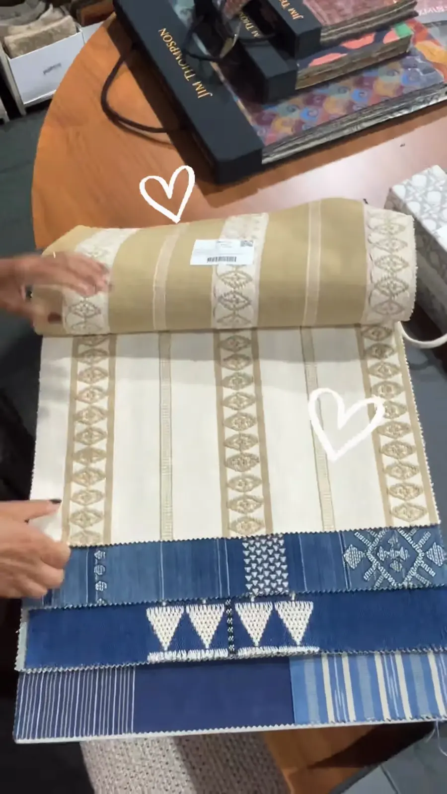 Tecidos às riscas e com padrões em azul e bege