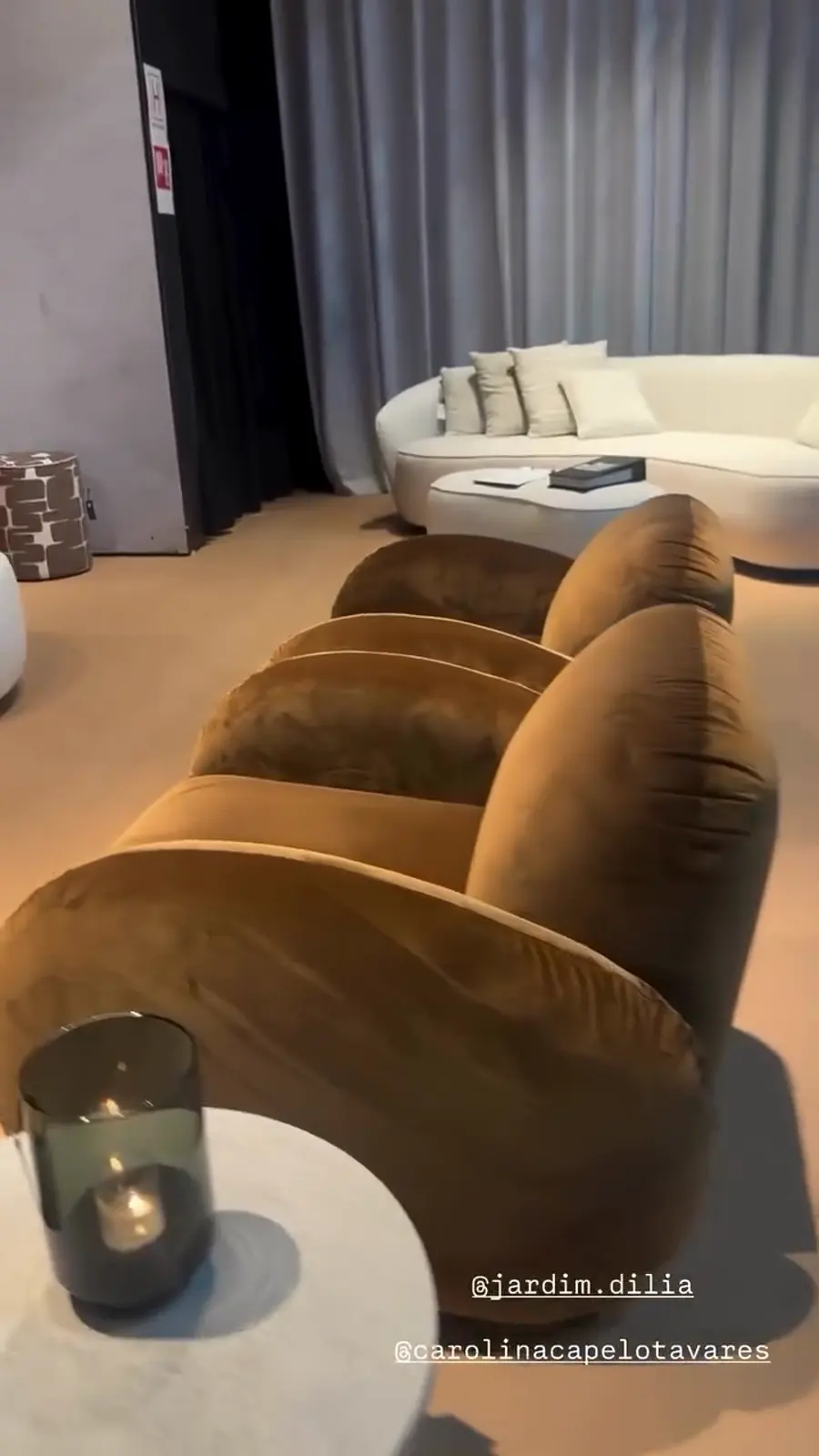 Cadeirão em veludo cor de mel com mesa de apoio