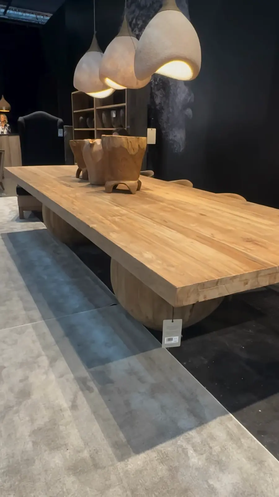 Mesa comprida em madeira maciça numa feira