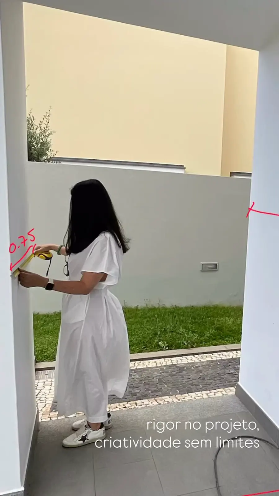 Medição de um muro exterior em obra