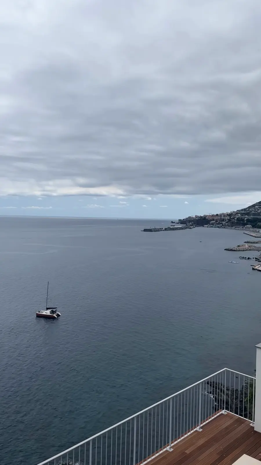 Vista do mar e da costa a partir de um terraço