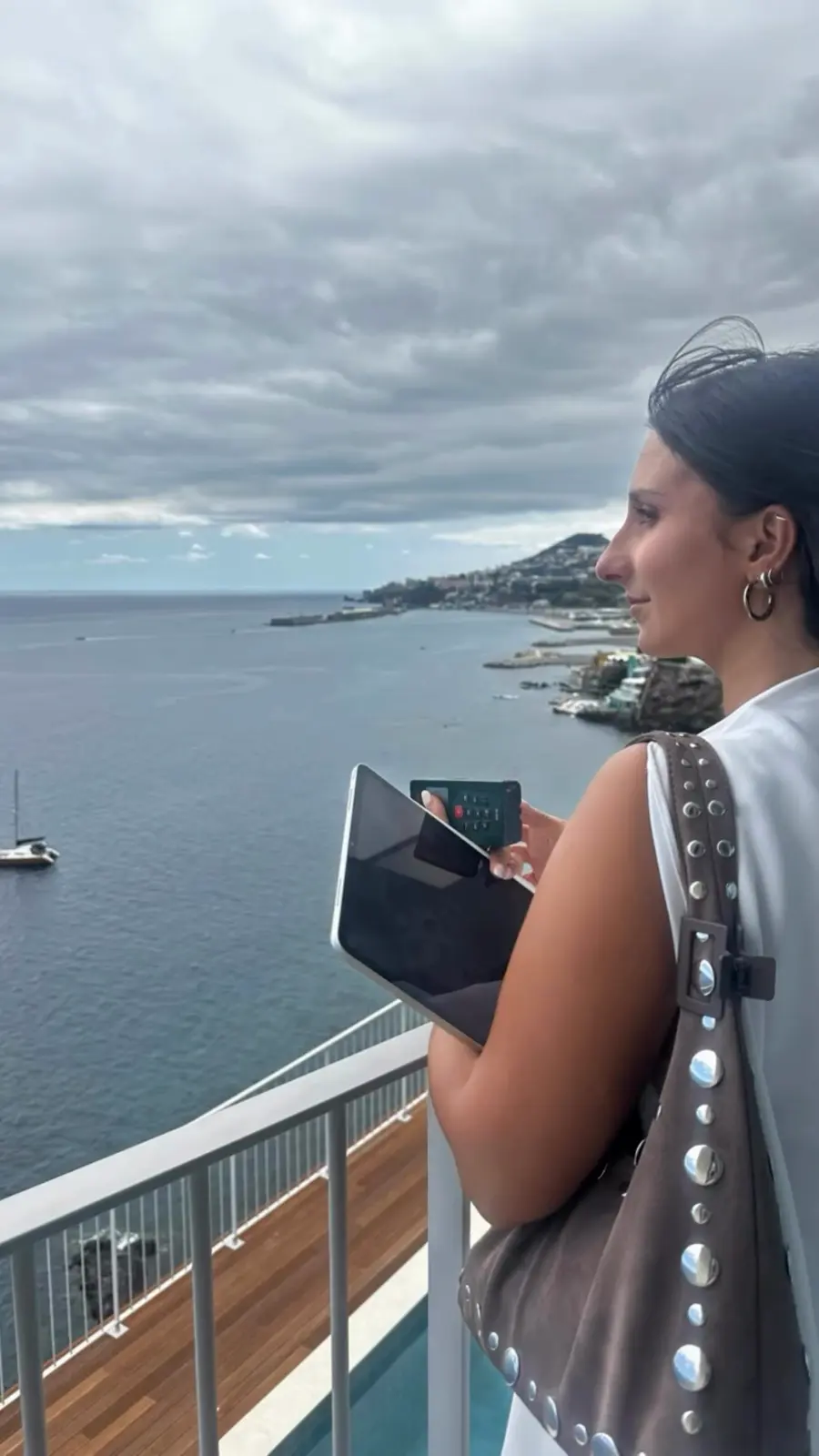 Visita de obra com apontamentos num terraço sobre o mar