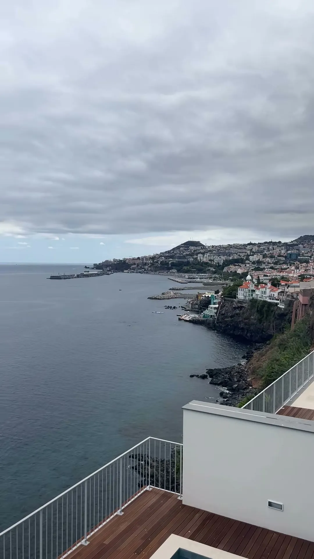 Mar e céu vistos de uma varanda na Madeira