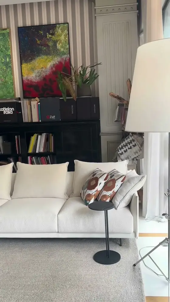 Sofá branco com almofadas no atelier Traço Elementar