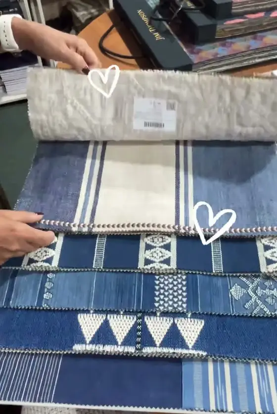 Amostras de tecidos ikat azuis e cor de areia sobre a mesa
