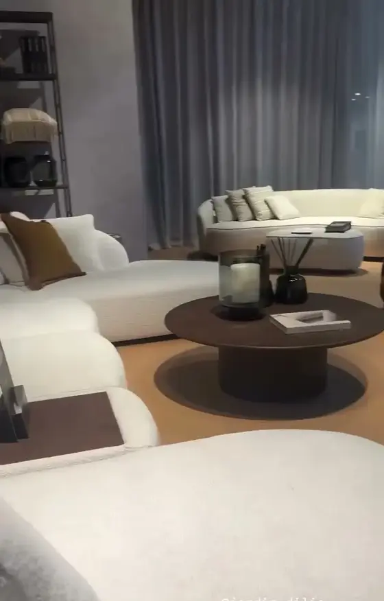 Sofá curvo branco numa feira de mobiliário
