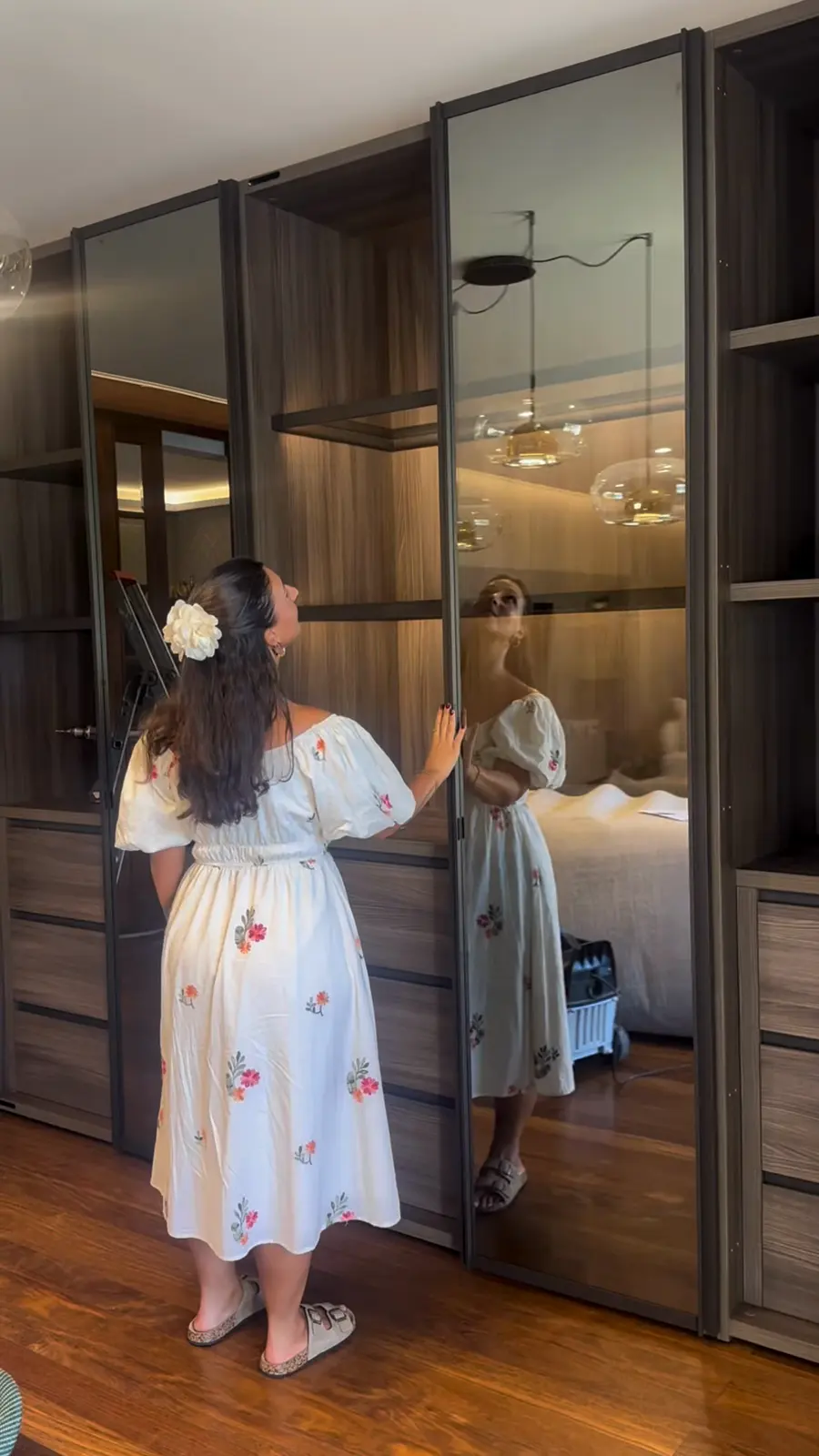Closet iluminado com portas de vidro abertas