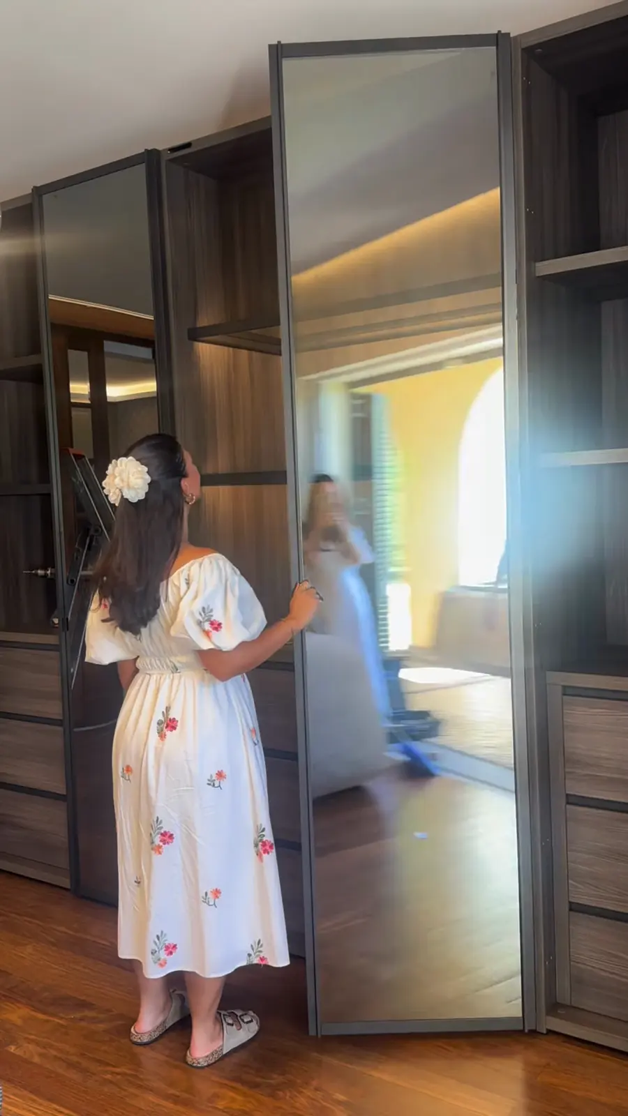 Portas de vidro do closet com iluminação integrada