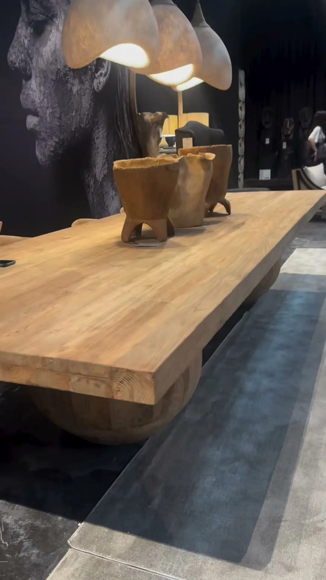 Mesa baixa em madeira maciça com taças de madeira
